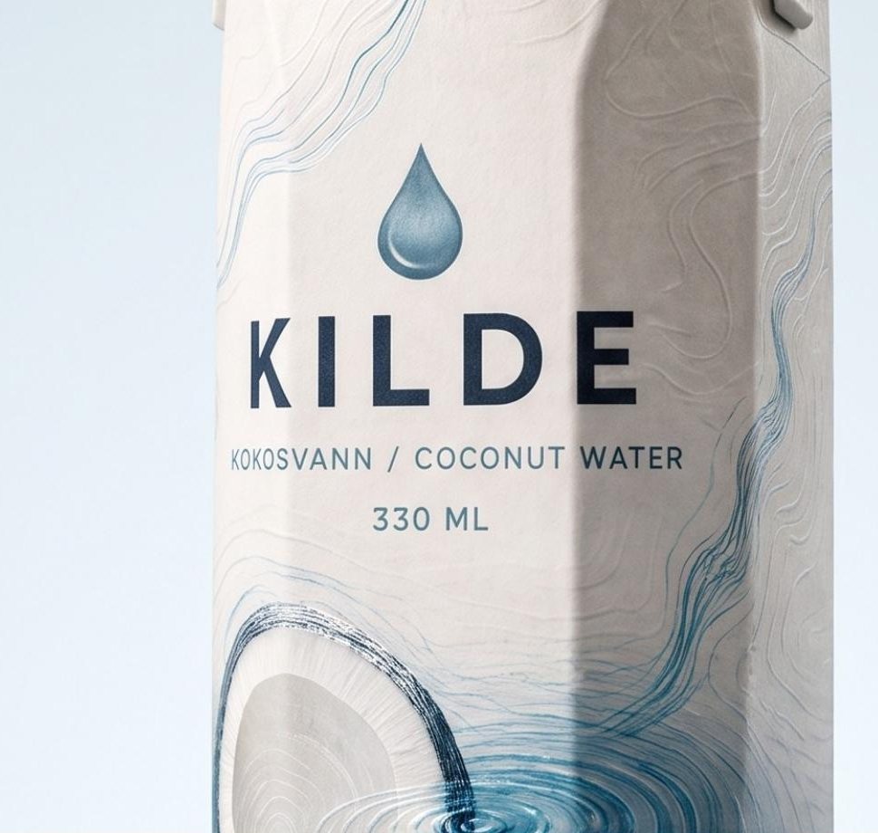 KILDE carton standing on a rock in still fjord water